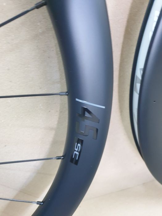 Vision нові карбонові колеса Shimano FSA