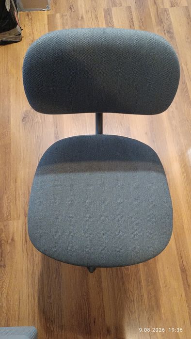Krzesło obrotowe dziecięce do biurka.