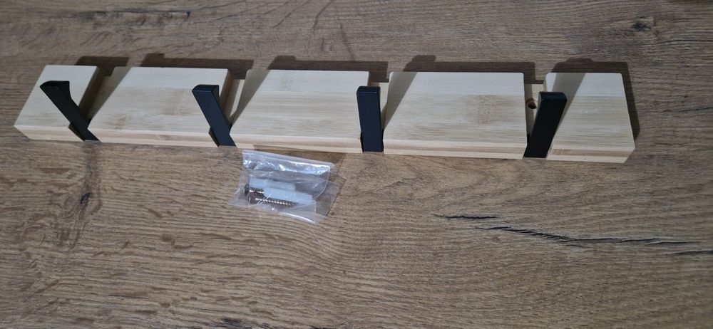 Wieszak ścienny chowany