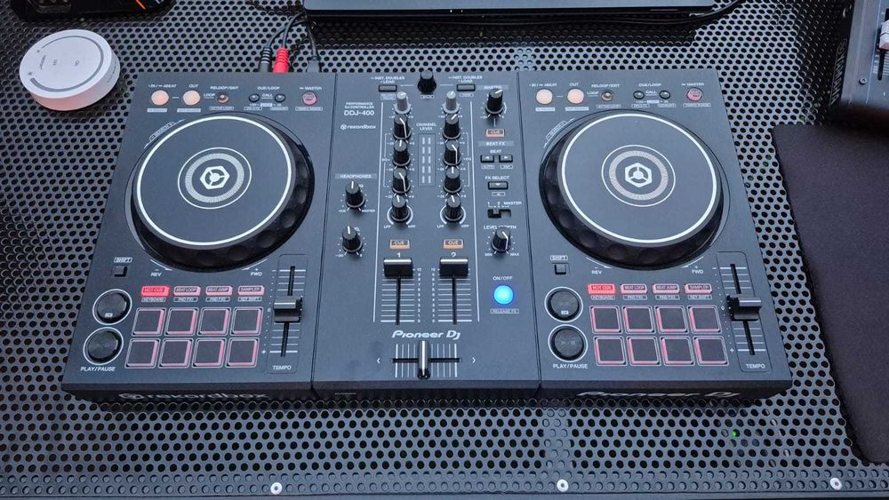 ZestawDJ mikser, kontroler, kolumny QSC, lampy retro, mikrofon, stółDJ