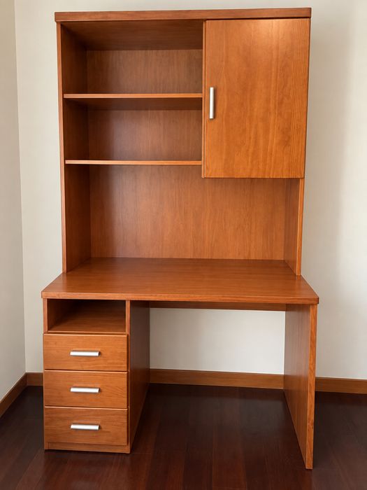 Cama solteiro com arrumacao ou outra cama por baixo mais secretária