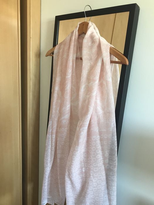 Echarpes ou lenços com estampados variados