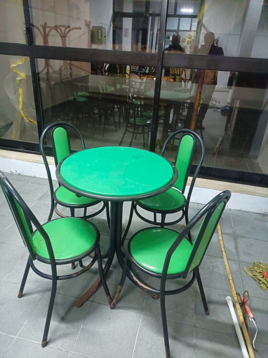 6 Mesas e cadeiras