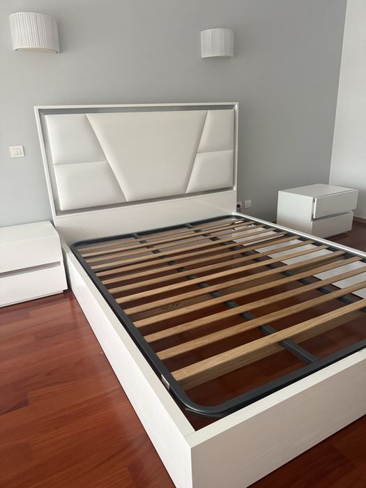 Cama com estrado e mesinhas de cabeceira