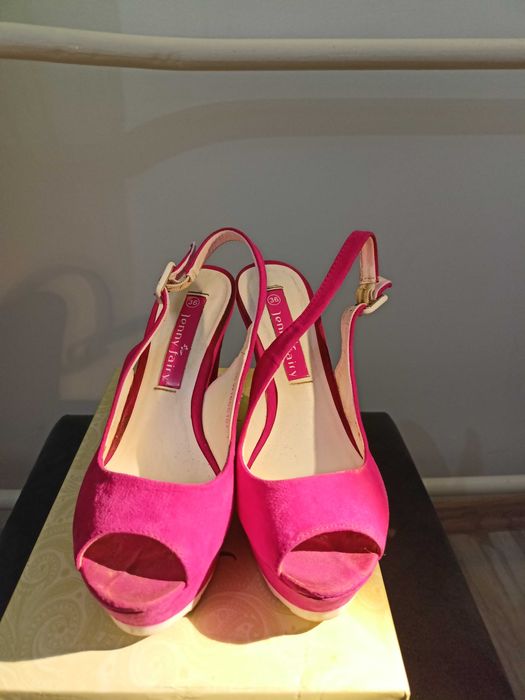 Sprzedam letnie buty na koturnie