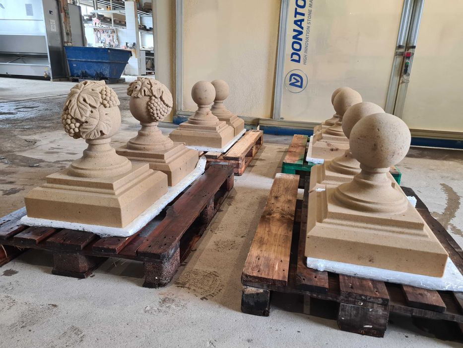 Nakrywa na słup z kulą | Piaskowiec | 50×44×44 cm |