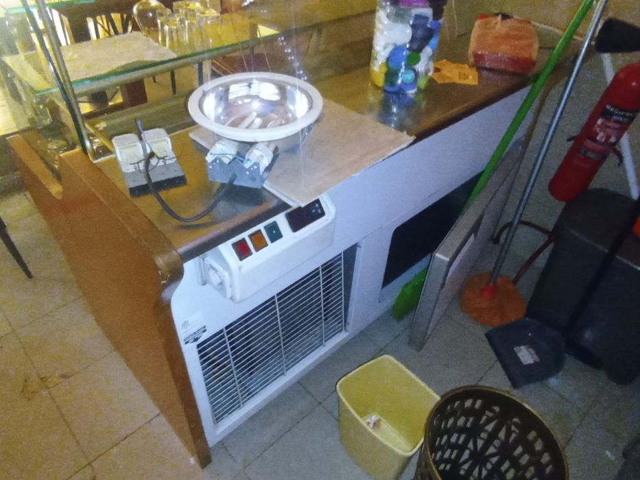 Uma Vitrine de Frio, Uma Vitrine de Frio e Quente e Um Balcão de Frio!