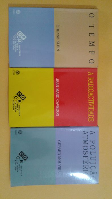 Vários livros de ciência do Instituto Piaget