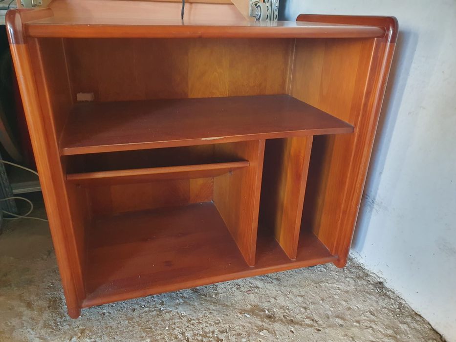 Varios móveis para arrumação.