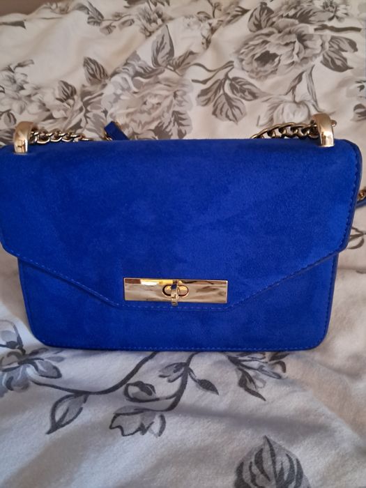 Torebka damska kobaltowa na złotym łańcuszku marki Mohito