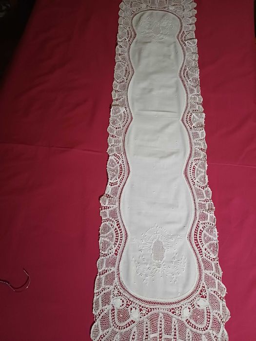 Naperon para Mesa em Linho Bordado 146x34cm