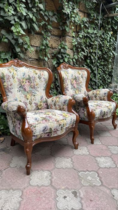 Кресла антикварные в резном каркасе, из Европы