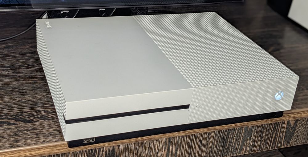 приставка Xbox one S 1tb sn: 190612282416 джостик  sn:502474234