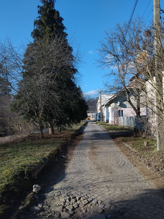 Продаємо 1 к квартиру з ділянкою у Сваляві  Закарпатської