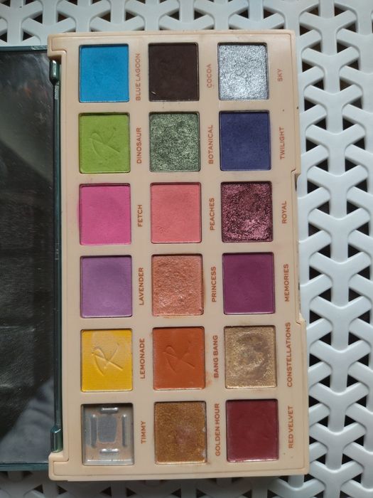 Paleta cieni Revolution Roxi Inglot Gratis