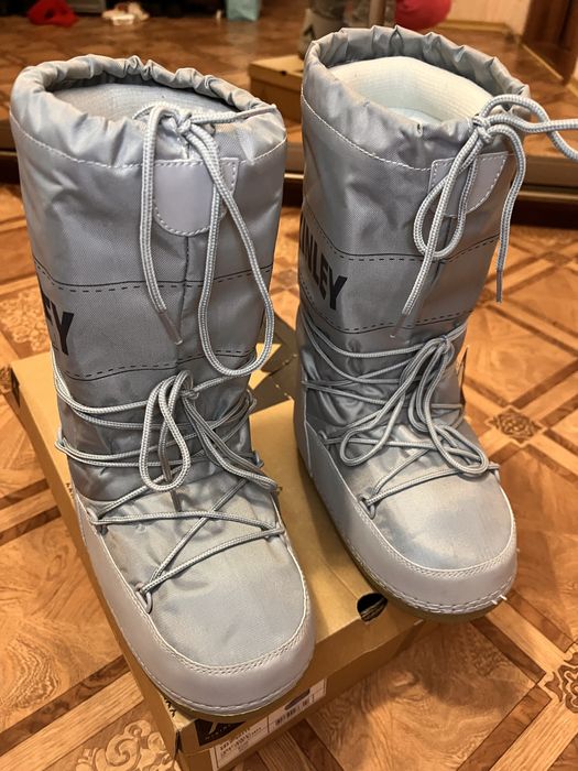 Луноходи-снігоходи мунбути теплі зимові високі чоботи срібного кольору