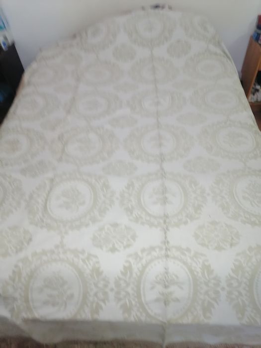 Colcha trabalhada branca