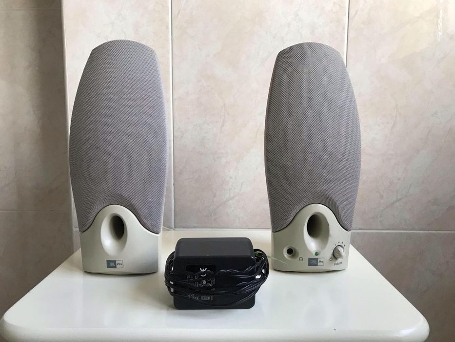 Colunas JBL Pro com controle de volume
