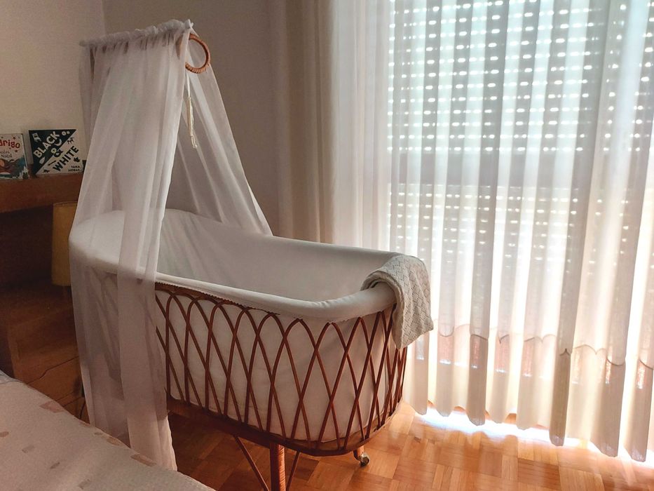 Berço Artesanal em Vime com Dossel e Tecidos Bordados à Mão – Encantadora e Única