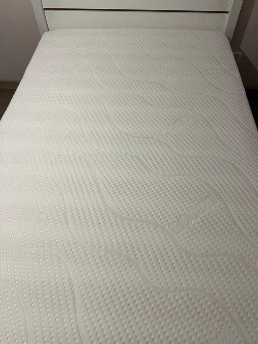 Białe łóżko w dobrym stanie, z materacem.