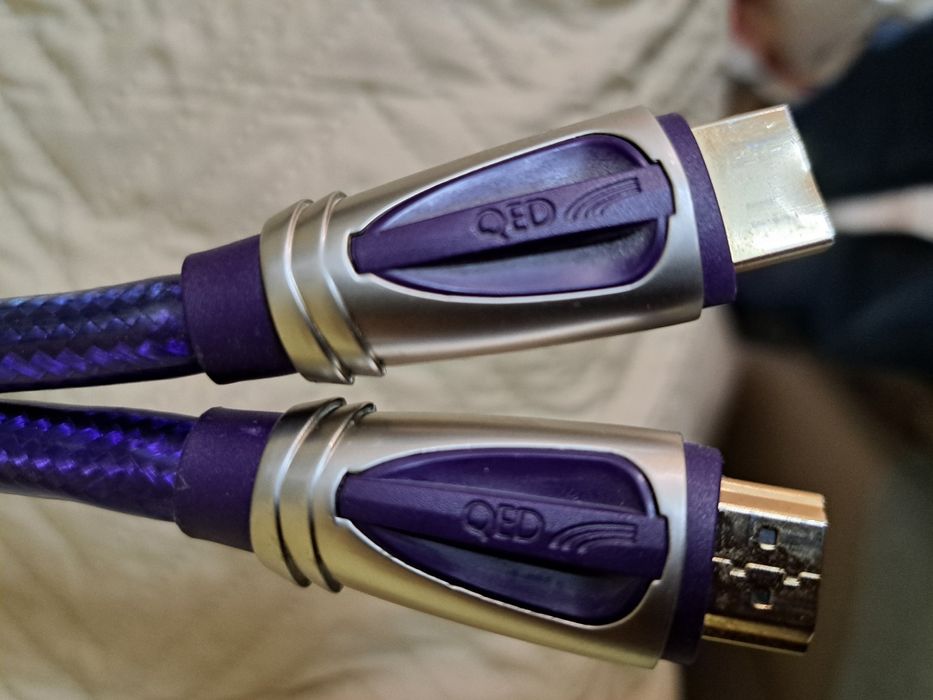 Przewód  HDMI najwyższej jakości do wszelkich połączeń audio wideo i innych .