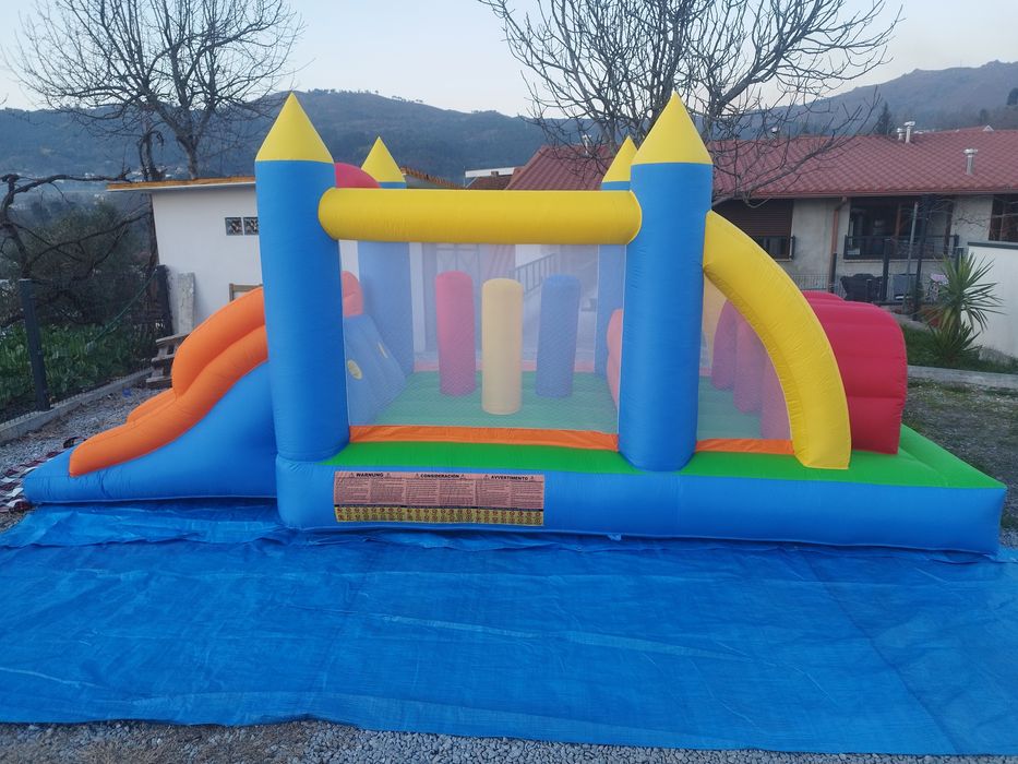 Insuflável pista de obstáculos