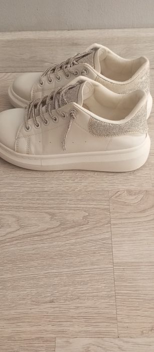 Białe buty sportowe.