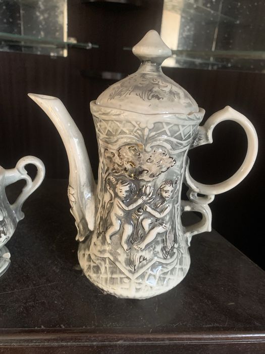 Bule de chá e duas chavenas em porcelana