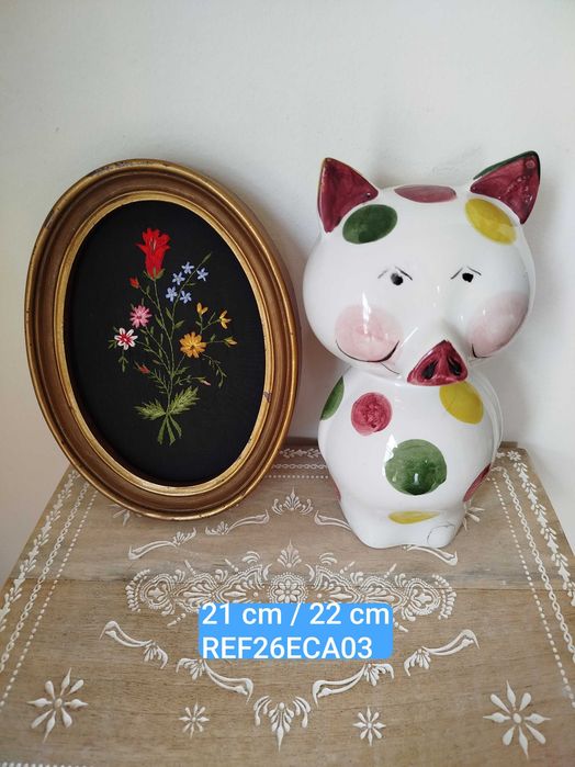 Velharias em Saldo - Mealheiro em Faiança/Quadro com Tecido bordado