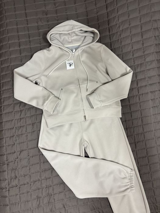 Жіночий спортивний костюм