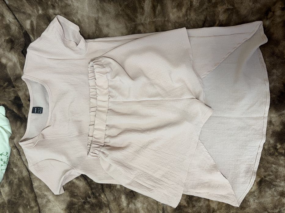 Літній костюм з легкої тканини.