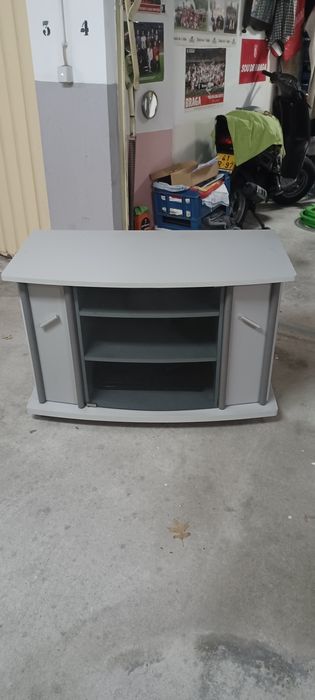 Vendo móvel de tv,estado impecável, em nogueira braga.