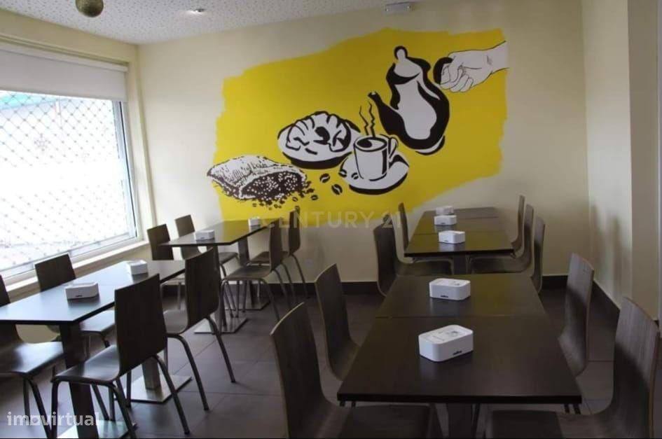 Fully equipped pastry shop in Laranjeiro with warehouse