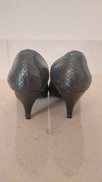 Sapatos pele lagarto pretos tamanho 38