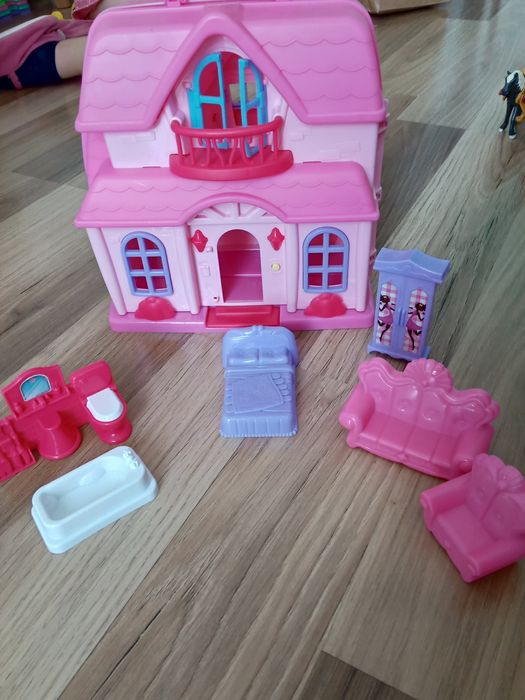 Domek dla lalek jak walizka z dźwiękiem