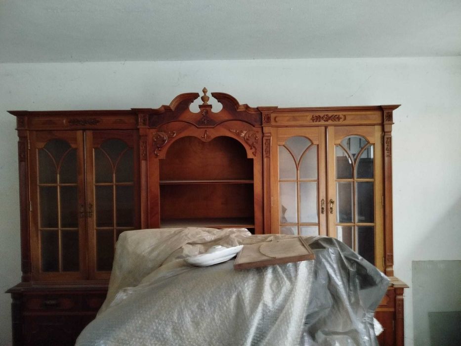 Móvel de Sala em Madeira Maciça com Vitrine