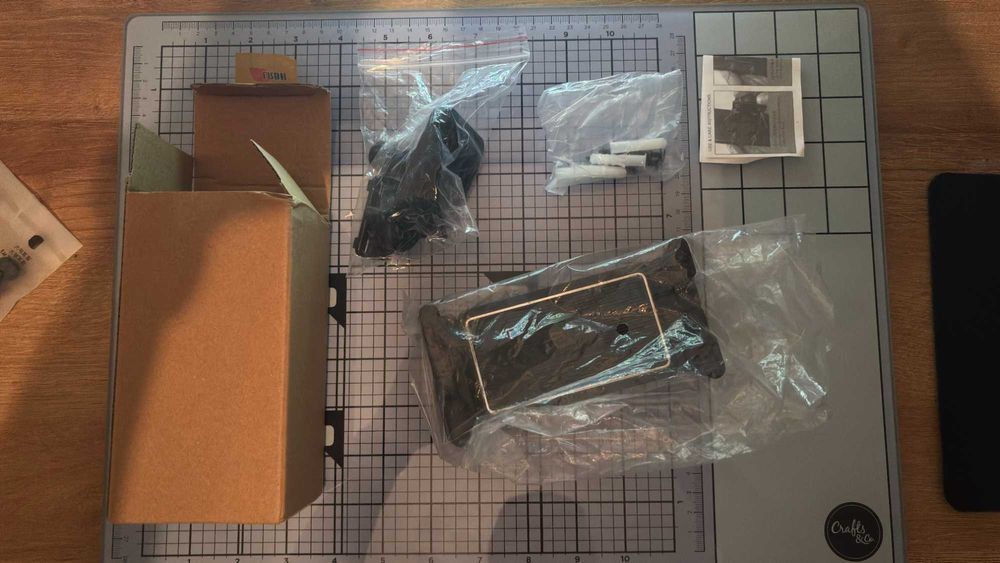 Uchwyt na telefon/tablet naścienny