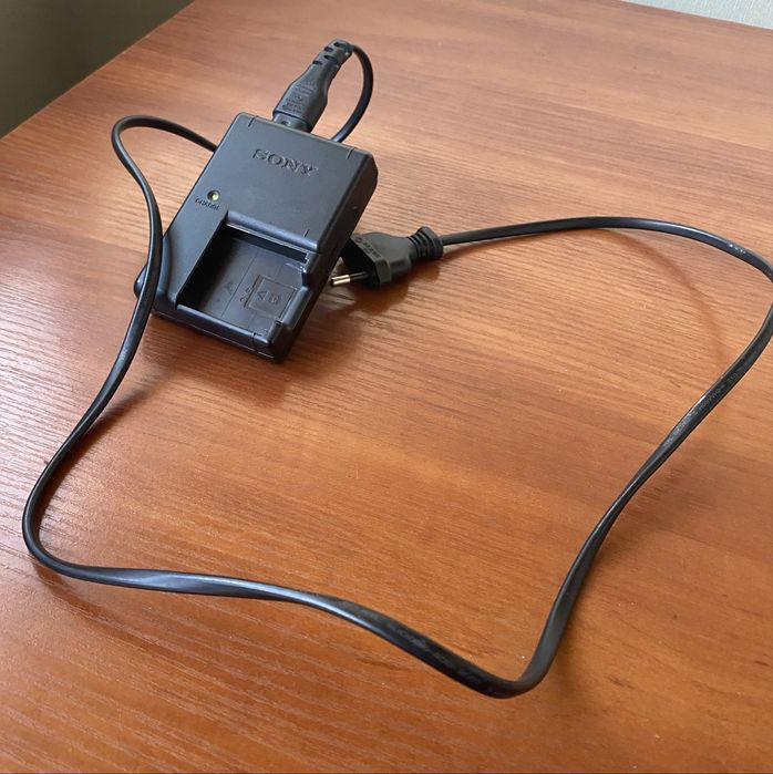 Зарядний пристрій Sony BC-CSGC