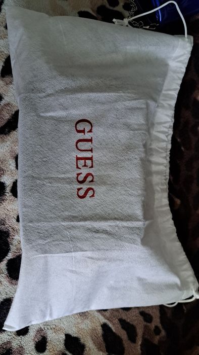 Torebka guess na łańcuszku