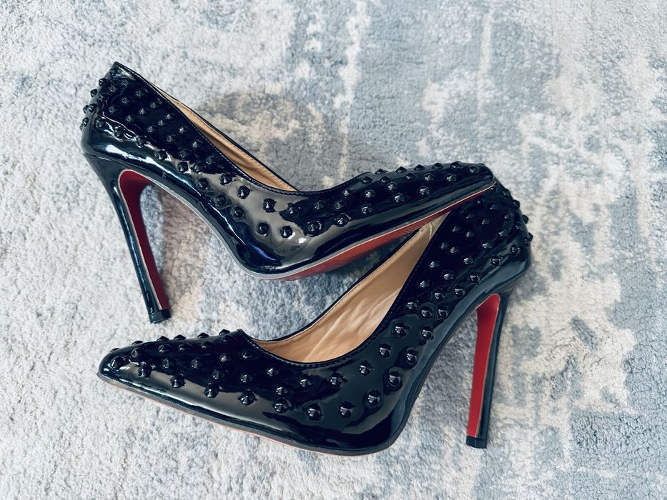 Czarne kolce szpilki czerwona podeszwa