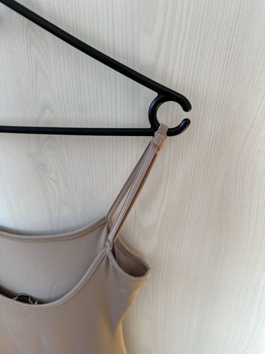 Długa obcisła sukienka na ramiączkach Bershka