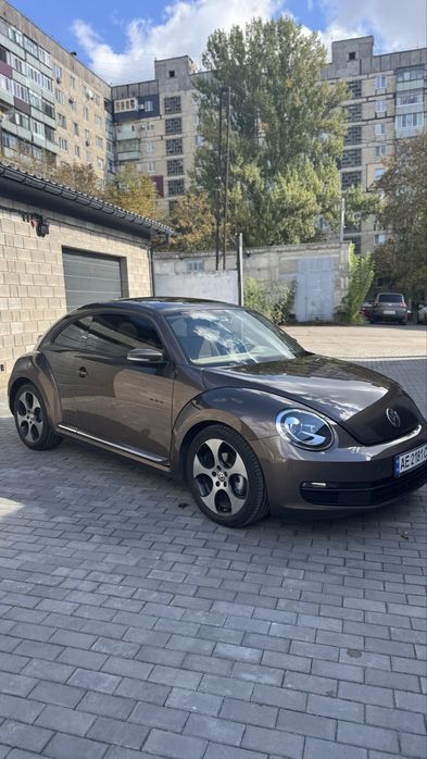 Volkswagen Beetle 2012 • 2.5 бензин • Автомат • Люк • Шкіряний салон

Продаю свій улюблений Volkswagen Beetle 2012 року випуску у відмінному стані.
Машина придбана у травні 2023 року, я другий власник.
Причина продажу — виїзд за кордон.

Основна інформація:
	•	Двигун: 2.5 бензин (5 циліндрів)
	•	Коробка: автомат
	•	Пробіг: 95 000 км (13 500 км за час мого користування)
	•	Привід: передній
	•	Колір: коричневий металік кузов / білий шкіряний салон
	•	Кузов: купе (3-дверний хетчбек)
	•	Машина зберігалась у гаражі.
	•	Технічно повністю справна, вкладень не потребує.

Комплектація:
	•	Люк (електричний, двопозиційний)
	•	Білий шкіряний салон у чудовому стані
	•	Кондиціонер / клімат-контроль
	•	Електросклопідйомники
	•	Електропривід та підігрів дзеркал
	•	Гідропідсилювач / електропідсилювач керма
	•	Мультимедіа RCD 310 (CD, AUX, Bluetooth, 8 динаміків)
	•	Центральний замок з дистанційним керуванням
	•	Регулювання керма по висоті та вильоту
	•	Підігрів передніх сидінь (якщо встановлений)
	•	ABS, ESP, 6 подушок безпеки
	•	Протитуманні фари
	•	Легкосплавні диски

Додатково:
	•	2 комплекти гуми на дисках:
	•	Літня — нова, куплена у 2025 році
	•	Зимова — в хорошому стані
	•	2 комплекти ковриків:
	•	Прорезинені зимові
	•	Літні в колір салону
	•	Машина акуратно доглянута, їздила переважно містом.

Місцезнаходження: Кривий Ріг

Додаткові фото можу скинути в особисті