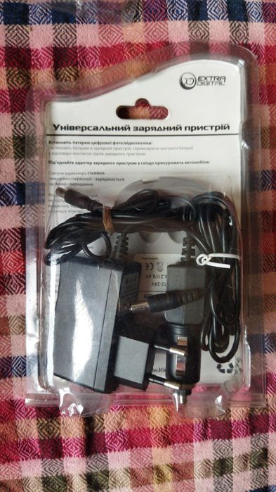 Універсальний зарядний пристрій батарей цифрової та відео техніки
