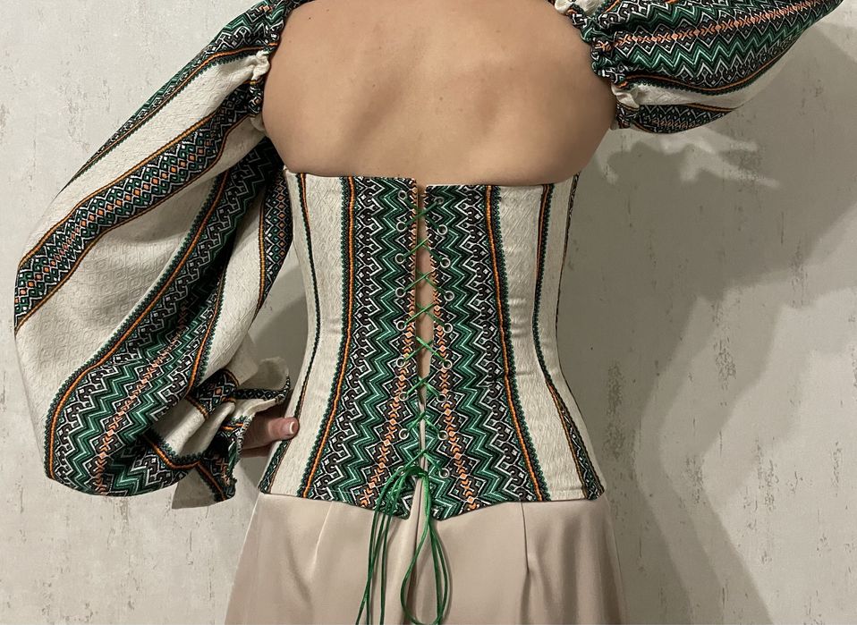 Корсет з вишивкою