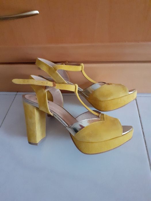 Sandálias amarelas de Camurça Salto Alto ( Marca  IN  Shoes ) Novas