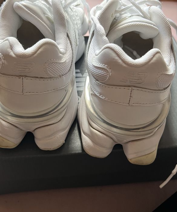Sneakersy New Balance 9060 w wersji kolorystycznej "Triple White"