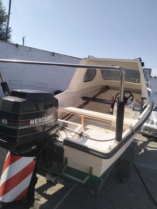Barco muito estimado com casco duplo