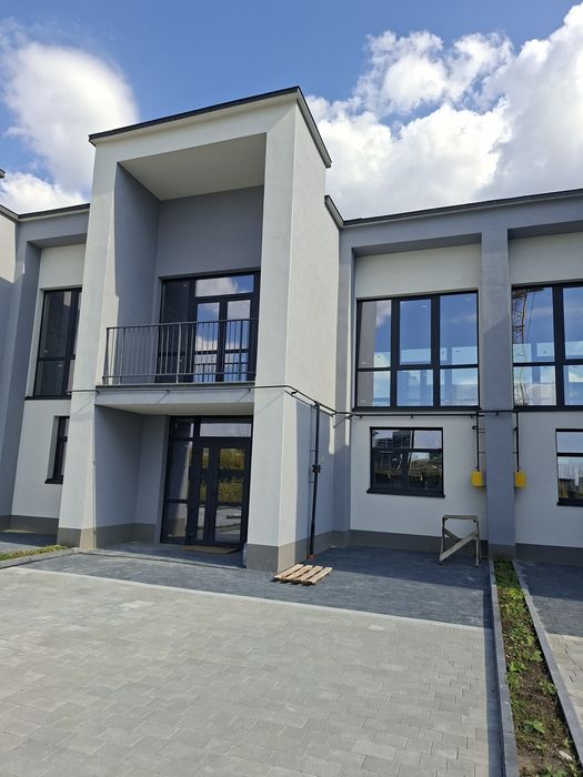 Продаж котеджу з міськими комунікаціями і енергонезалежностю