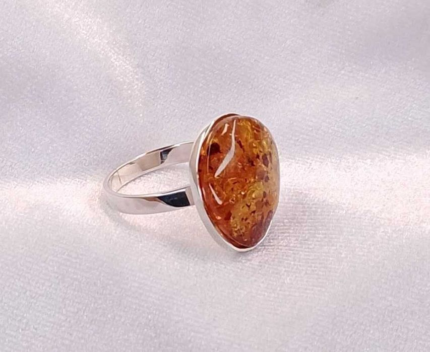 Srebrny pierścionek z bursztynem