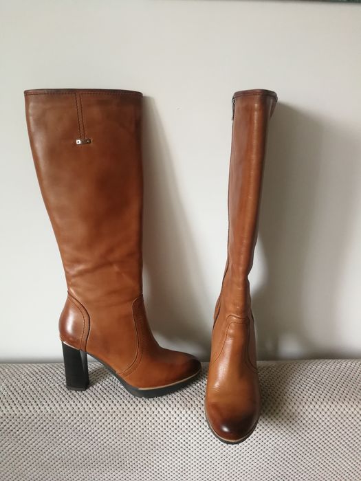 Długie seksowne karmelowe skórzane buty ze złotymi dodatkami Kazar